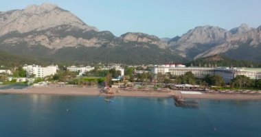 Hava görüntüsü. Türkiye 'deki COVID-19 salgını yüzünden tecrit sırasında boş plajlar. Şehirler arası seyahat kısıtlı olduğu için, turizm sektörü ağır etkilendi..