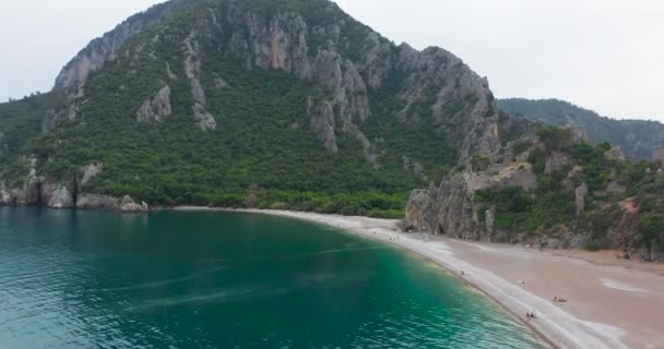 Pemandangan udara. Pantai kosong selama kuncian karena pandemi COVID-19 di Turki. Karena perjalanan antarkota terbatas, industri pariwisata sangat terkena dampak. — Stok Video