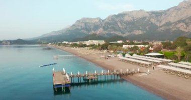 Hava görüntüsü. Türkiye 'deki COVID-19 salgını yüzünden tecrit sırasında boş plajlar. Şehirler arası seyahat kısıtlı olduğu için, turizm sektörü ağır etkilendi..