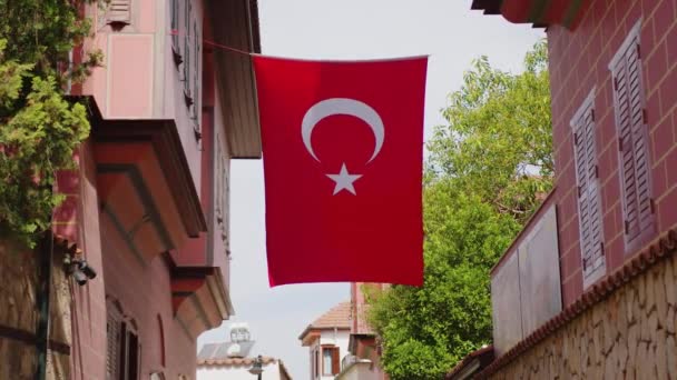 Empty Istanbul Turkish Flag. No People. Quarantine days. 4K Footage in Turkey. — Vídeos de Stock