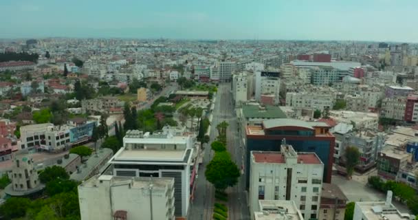空中风景。在土耳其数百万人由于大城市的封锁而限制了他们的日常生活。科罗纳威斯病毒排空了城市街道。城市化前景. — 图库视频影像