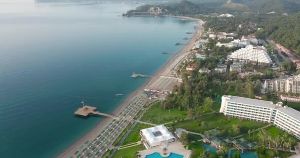Letecký pohled. Prázdné pláže během uzamčení kvůli pandemii COVID-19 v Turecku. Vzhledem k tomu, že cestování mezi městy je omezeno, cestovní ruch je vážně ovlivněn. — Stock video