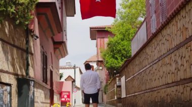 Boş İstanbul Türk Bayrağı. İnsan yok. Karantina günleri. Türkiye 'de 4K Görüntüsü.