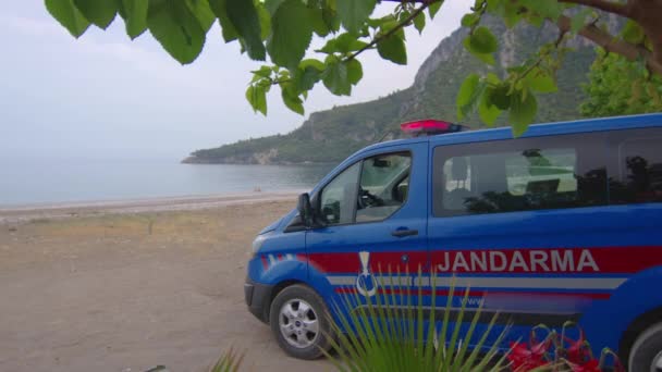 Lege stranden tijdens afsluiting door COVID-19 pandemie in Turkije. Politie op het strand, toerisme zwaar getroffen. — Stockvideo