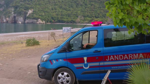 Praias vazias durante o confinamento por causa da pandemia de COVID-19 na Turquia. Polícia na praia, indústria do turismo severamente afetada. — Vídeo de Stock