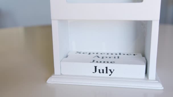 Träkalender med en viktig händelse för 4 juli, USA Självständighetsdagen. — Stockvideo