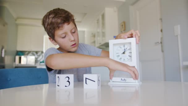 Boy Cambiando la fecha en el calendario de madera el 4 de julio Día de la Independencia de EE.UU.. — Vídeos de Stock