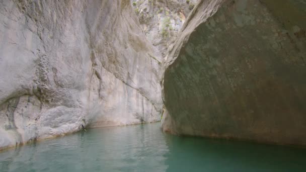 Movimento sul canyon con pareti di arenaria ondulate e lisce formazioni rocciose sorprendenti, bel posto. — Video Stock