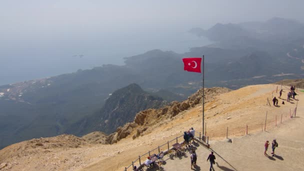 Kalkonflagga på flaggstången. Turkiska vinka flagga i vinden. — Stockvideo