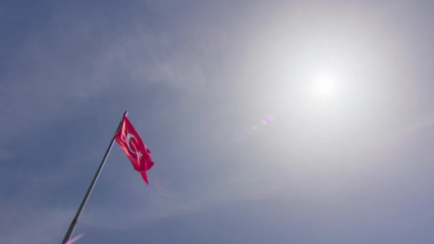 Bandera de Turquía ondeando al viento, Cielo y Sol Fondo. — Vídeos de Stock