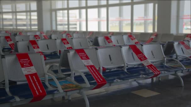 Airport lounge met stoelen gemarkeerd voor sociale afstand. — Stockvideo