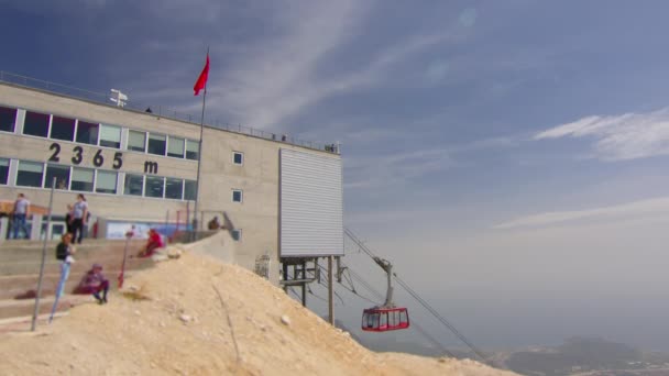 トルコの山の中を移動するケーブルカー. — ストック動画