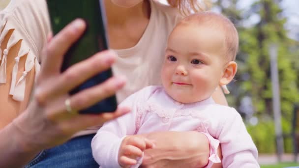 Szczęśliwy młody dorosły rodzic matka bawiąc się z uroczym dzieckiem córka pokazując śmieszne filmy uczą za pomocą aplikacji mobilnej smartfona zabawy z technologii telefonu komórkowego gra śmiech. zbliżenie — Wideo stockowe