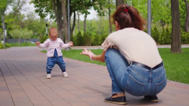 Baby Mädchen macht erste Schritte. Sommerferienkonzept für Familien, Outdoor-Spiele, erste Schritte, kindliche Entwicklung — Stockvideo