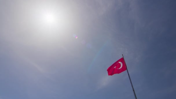 Flagge der Türkei weht im Wind, Himmel und Sonne Hintergrund. — Stockvideo