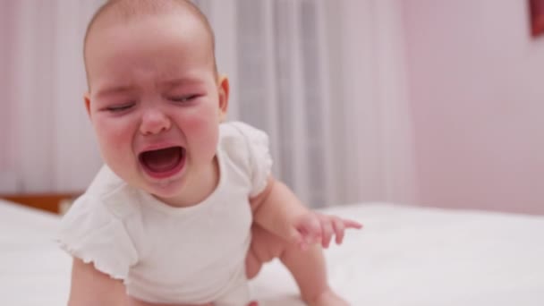 Ağlayan bebek. Bebek nöbeti. Yeni yürümeye başlayan çocuk ağlıyor. Yeni yürümeye başlayan çocuk destek arıyor. Ağlayan bebek. — Stok video