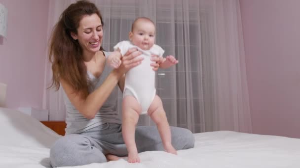 Adorable bebé niña hija jugando a patty con mamá en casa. feliz familia madre y lindo bebé niña aprendizaje divertido juego divertirse disfrutando de momentos dulces juntos. — Vídeo de stock