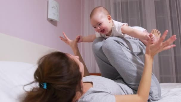 Felice famiglia amorevole giovane mamma giocare carino piccola figlia bambino divertente a casa, allegro fingendo di volare divertirsi insieme. — Video Stock