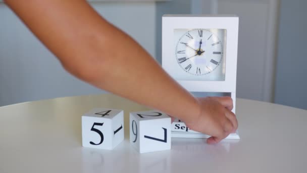 Houten kalender met een belangrijke gebeurtenis voor 1 september. — Stockvideo