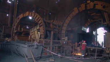 Üretim Treni Vagonu Üretimi, Fabrika İşçileri Koruyucu Miğferler ve Gözlükler, Güzel Destansı Çekim, Yavaş Hareket.