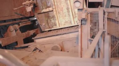 Vagon deviren, metalurji fabrikasında ağır sanayi. Vagonlar boşaltılıyor.