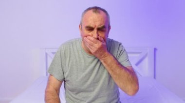 Yaşlı beyaz adamın portresi soğudu ve evde öksürüyor..