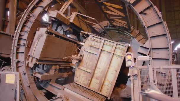 Wagon tipper, heavy industry at a metallurgical plant. — Stockvideo