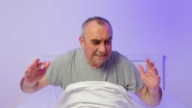 Yaşlı, olgun bir adamın hayattan tatmin olmaması, depresyondan muzdarip olması, evde tek başına psikolojik bir sorun..