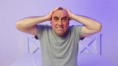 Yaşlı, olgun bir adamın hayattan tatmin olmaması, depresyondan muzdarip olması, evde tek başına psikolojik bir sorun..