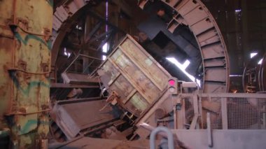 Vagon deviren, metalurji fabrikasında ağır sanayi. Vagonlar boşaltılıyor.