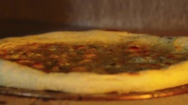 Pizza fırında. Pizzanın üzerindeki peynir fırının sıcaklığından erir..