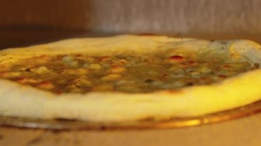 Pizza fırında. Pizzanın üzerindeki peynir fırının sıcaklığından erir..
