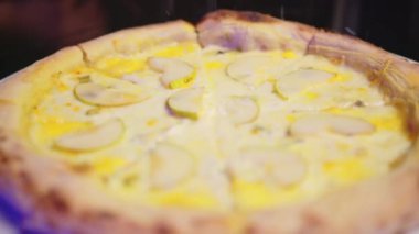 Pizza hamuruna taze rendelenmiş peynir serpiştiriyorum. Şef pizza pişiriyor. Geleneksel İtalyan pizzası hazırlama süreci.