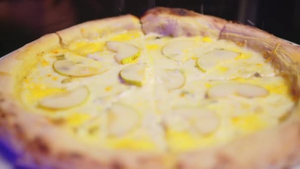 Frischer geriebener Käse auf Pizzateig streuen, aus nächster Nähe. Koch kocht Pizza. Prozess der Zubereitung traditioneller italienischer Pizza. — Stockvideo