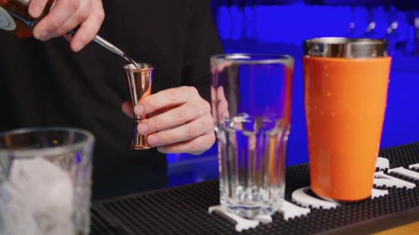 Primo piano del barista versare bevanda nel bicchiere. — Video Stock
