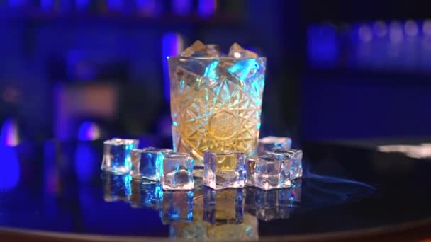 Autentico barista professionista che crea un cocktail drink. Barman esperto che versa bevande alcoliche nel bicchiere prima di servire - concetto di cibo e bevande da vicino, retroilluminazione blu. — Video Stock