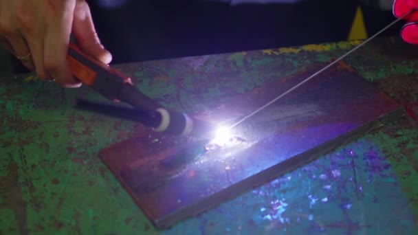 Hombre con máscara de soldadura en un taller. Los trabajadores del metal utilizan mano de obra. Soldador experto. Soldador está soldando los tubos de acero inoxidable en la fábrica. Soldador Parte industrial en fábrica. — Vídeos de Stock