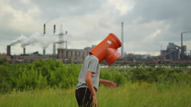 Uomo danzante divertente, felice agitando ritmicamente le braccia sullo sfondo industriale. Giocoso robot pazzo danza emozioni. Gente del tubo. — Video Stock