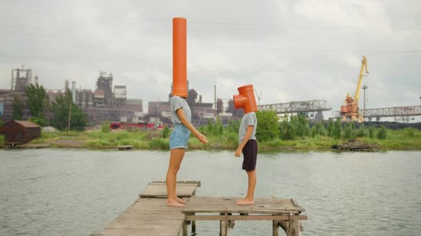 Gente dos tubos. Mãe e filho ao ar livre conceito família, vídeo em câmera lenta. Um rapazinho a segurar as mãos das mães. Mãe abraços cuida de seu filho menino no estilo de vida por do sol trabalho em equipe. — Vídeo de Stock