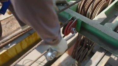 İşçiler tedarik boru hattı sistemi kuruyor, kapatın.