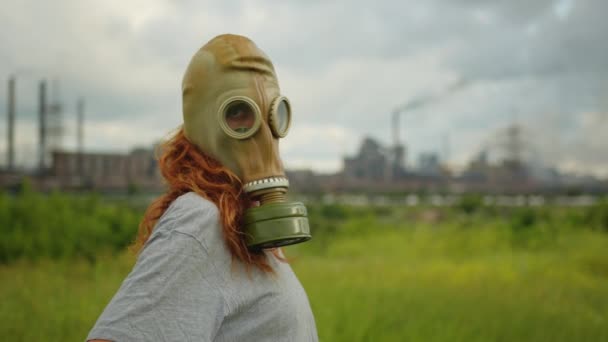 Poluição ambiental, desastre ecológico, guerra nuclear, conceito pós-apocalipse. Cuidar das gerações futuras. Criança em máscara protetora, protetor facial para evitar respirar ar tóxico. — Vídeo de Stock