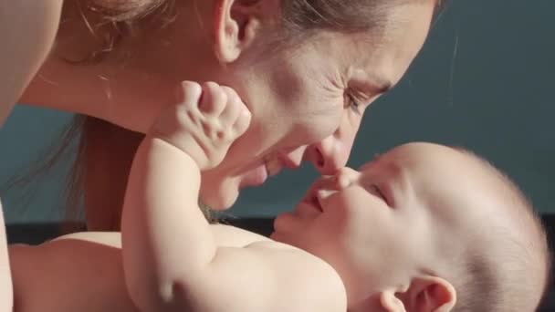 Gros plan de la jeune mère joue avec son nouveau-né dans une crèche le matin. Concept d'enfants, bébé, parentalité, enfance, vie, maternité, maternité. — Video