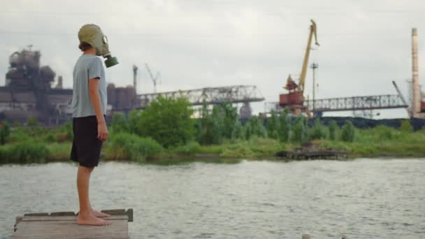 Inquinamento ambientale, disastro ecologico, guerra nucleare, concetto post apocalisse. Cura per le generazioni future. Bambino in maschera protettiva, protezione del viso per prevenire la respirazione di aria tossica. — Video Stock