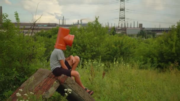 Gente dos tubos. Poluição ambiental, desastre ecológico, guerra nuclear, conceito pós-apocalipse. Cuidar das gerações futuras. Criança em máscara protetora, protetor facial para evitar respirar ar tóxico. — Vídeo de Stock