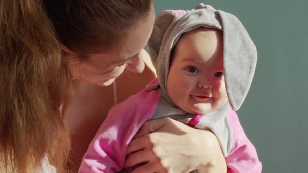 Primer plano cariñoso amoroso joven mami disfrutando de momento tierno con dulce linda niña pequeña hija. Feliz madre pasando tiempo con un bebé pequeño. — Vídeo de stock