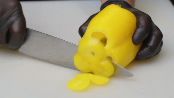 Chef corta vegetais com faca de cozinha. Close-up. — Vídeo de Stock