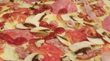 İtalyan pizzası pişiren bir aşçının yakın görüntüsü. Masada pizza yapma süreci. Mutfak masasında taze hamur. İzolasyon döneminde evde yemek pişirmek, 2021 salgını. Evde kal konsepti.