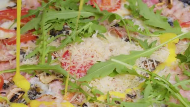 Vista de cerca de un chef rociando cilantro fresco sobre una pizza cocida. espolvorear una guarnición sobre una pizza recién horneada. Cocinar en casa durante el período de aislamiento, pandemia 2021. Quédate en casa concepto. — Vídeos de Stock