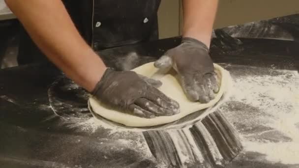 Chefe de restaurante italiano profissional sênior trabalhando, moldando massa farinhada para pizza. Fogão experiente fazendo pizza usando receita tradicional. — Vídeo de Stock