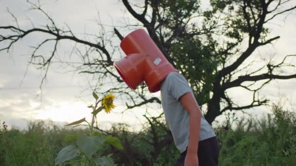 Ragazzo con una pipa in testa. — Video Stock